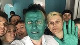 Útok na Putinova kritika: Navalnému chrstli do obličeje dezinfekci