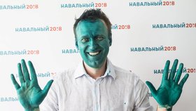 Na ruského opozičního politika Alexeje Navalného zaútočili útočníci a postříkali ho zelenou tekutinou.