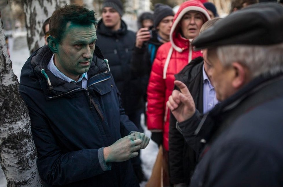 Na ruského opozičního politika Alexeje Navalného zaútočili útočníci a postříkali ho zelenou tekutinou