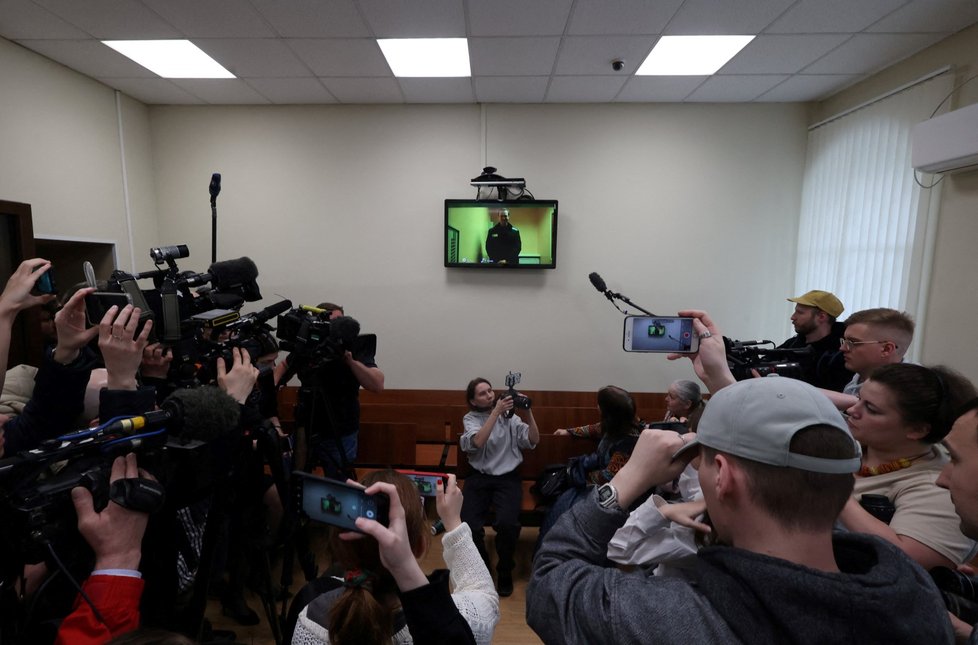 Alexej Navalnyj při telekonferenčním soudním slyšení (26. 4. 2023)