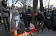 Úmrtí Navalného: Protest před ruskou ambasádou v Praze (16.2.2024)