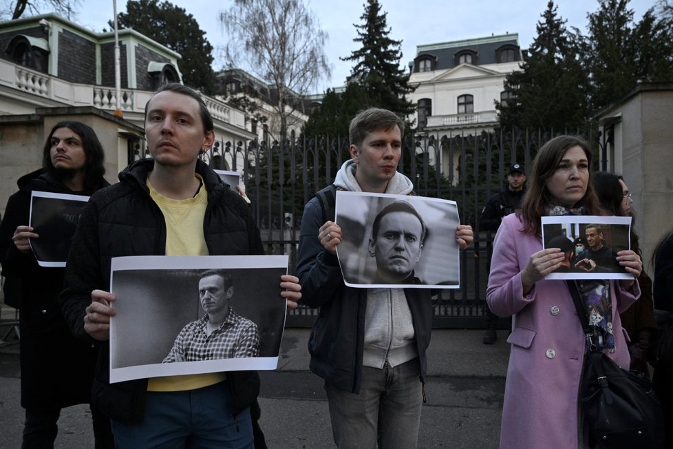 Úmrtí Navalného: Protest před ruskou ambasádou v Praze (16. 2. 2024)