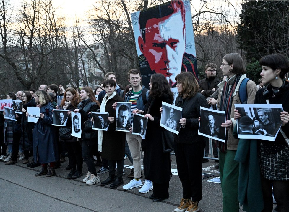Úmrtí Navalného: Protest před ruskou ambasádou v Praze (16. 2. 2024)