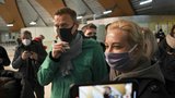 Navalného po příletu zavřeli: Putina označil za „dědu v bunkru“, soud začal na stanici