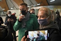Navalného po příletu zavřeli: Putina označil za „dědu v bunkru“, soud začal na stanici