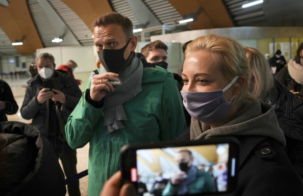 Alexeje Navalného zadrželi hned po příletu do Moskvy, převezli jej do vězení v Chimki (17.1.2021)