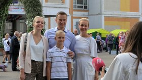 Putinův kritik Alexej Navalnyj s rodinou: manželkou Julijí, dcerou Dariou a synem Zacharem.