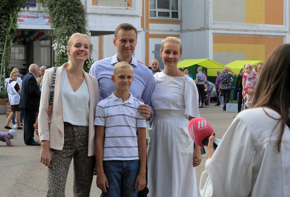 Putinův kritik Alexej Navalnyj s rodinou: manželkou Julijí, dcerou Dariou a synem Zacharem