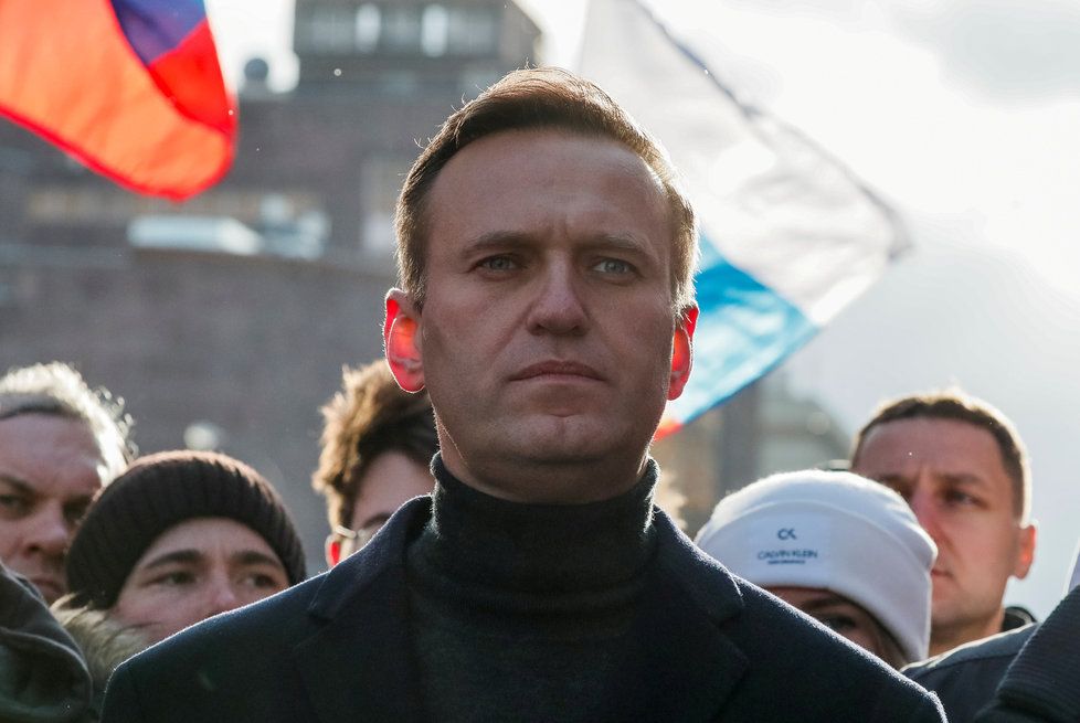 Vůdce ruské opozice Alexej Navalnyj byl podle dostupných informací otráven, leží v nemocnici v bezvědomí.