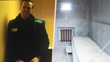 Vychrtlému Navalnému „pomohli“ na samotce silnou lampou. Bojí se, že oslepne