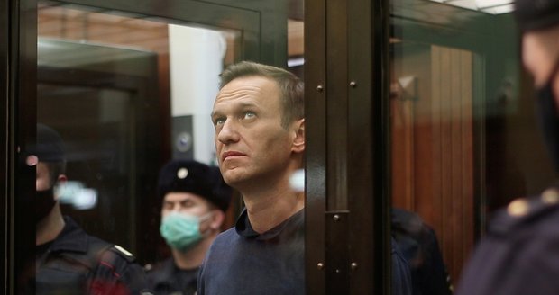 Navalnému začíná ostrý trest, převezli ho do vězení. „Odsedět“ si má dva a půl roku