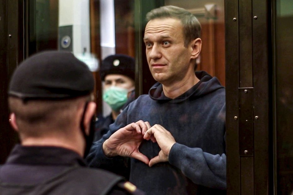 LEDEN: Ruský opoziční aktivista Navalnyj byl zadržen přímo na letišti krátce po příletu do Moskvy. Fotografie z následného soudu.