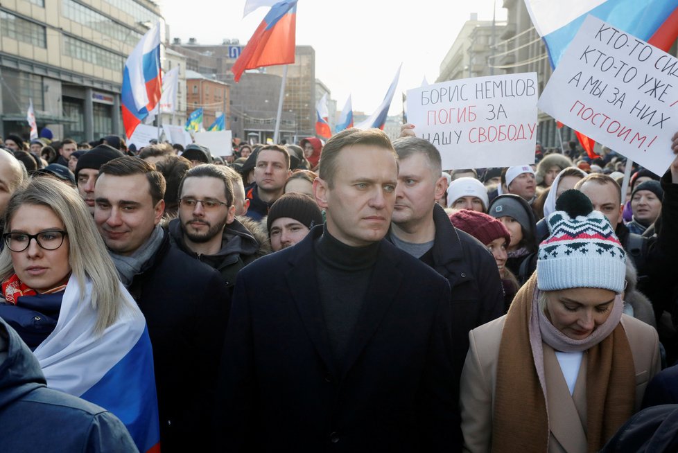 Vůdce ruské opozice Alexej Navalnyj byl podle dostupných informací otráven, leží v nemocnici v bezvědomí.