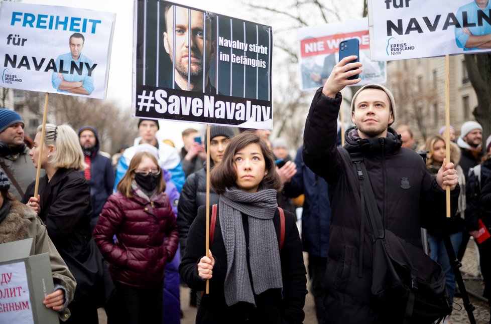 &#34;Svobodu Navalnému!&#34; Protest za disidenta před ruskou ambasádou v Berlíně (24. 1. 2023).