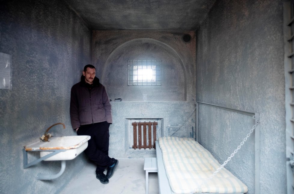 Oleg Navalnyj, bratr vězněného disidenta Alexeje, v maketě jeho cely v Berlíně (24. 1. 2023).