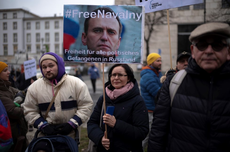 &#34;Svobodu Navalnému!&#34; Protest za disidenta před ruskou ambasádou v Berlíně (24. 1. 2023).