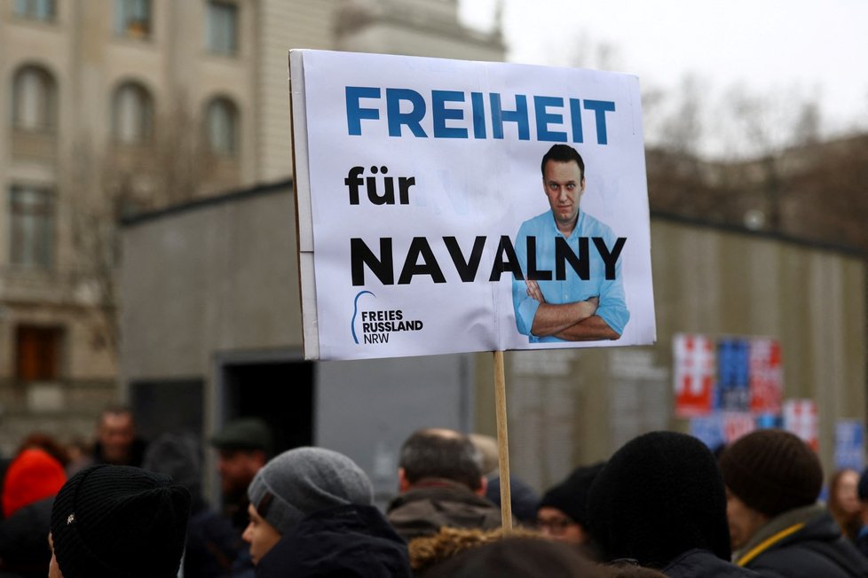 Svobodu Navalnému! Protest za disidenta před ruskou ambasádou v Berlíně (24. 1. 2023)