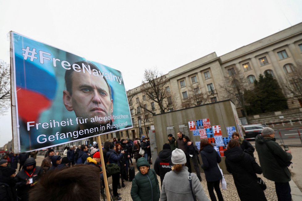 Svobodu Navalnému! Protest za disidenta před ruskou ambasádou v Berlíně (24. 1. 2023)