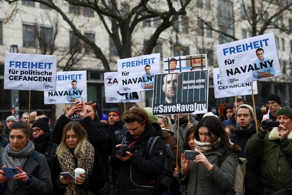 &#34;Svobodu Navalnému!&#34; Protest za disidenta před ruskou ambasádou v Berlíně (24. 1. 2023).