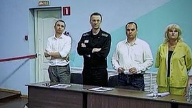 Proces s opozičním politikem Alexejem Navalným (druhý zleva)