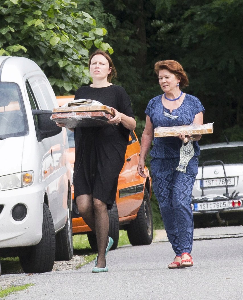 Dcera herečky Adéla (vlevo) pomáhala mamince s občerstvením, přivezla koláče.