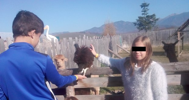 Alexia (11) na návštěvě zoo se svými sourozenci.