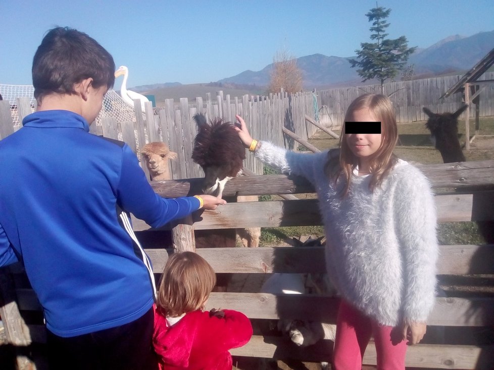 Alexia (11) na návštěvě zoo se svými sourozenci