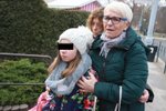 Babička Anna (67) i Alexia (11) zdrceně zírají na krizové centrum v Brně.
