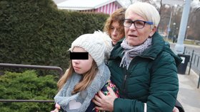 Babička Anna (67) i Alexia (11) zdrceně zírají na krizové centrum v Brně.