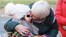 Poslední rozloučení Alexie (11) s babičkou Annou (67). Slzy tekly proudem na obou stranách.