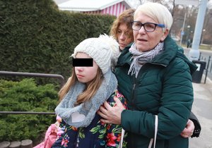 Babička Anna (67) i Alexia (11) zdrceně zírají na krizové centrum v Brně.