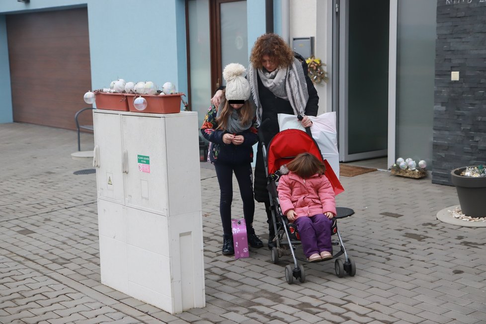 Odchod z domu. Alexii (11) se z domu, v němž až dosud bydlela, vůbec nechtělo odcházet. Drolila kroky, jak jen to šlo. Máma Ajka (44) se ji snažila podpořit.