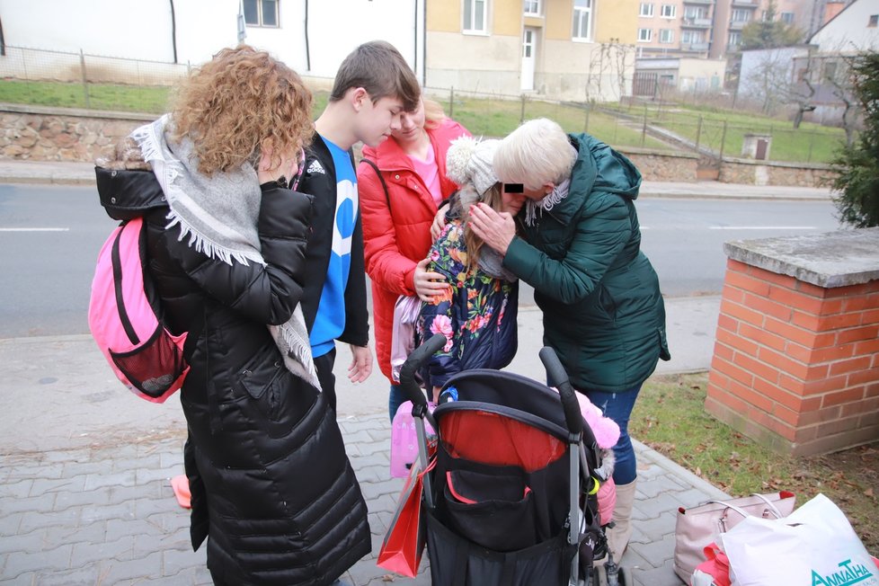 Před krizovým centrem se s Alexií (11) loučila nejen máma Ajka (44), ale i babička Anna (67) a všichni tři její sourozenci.