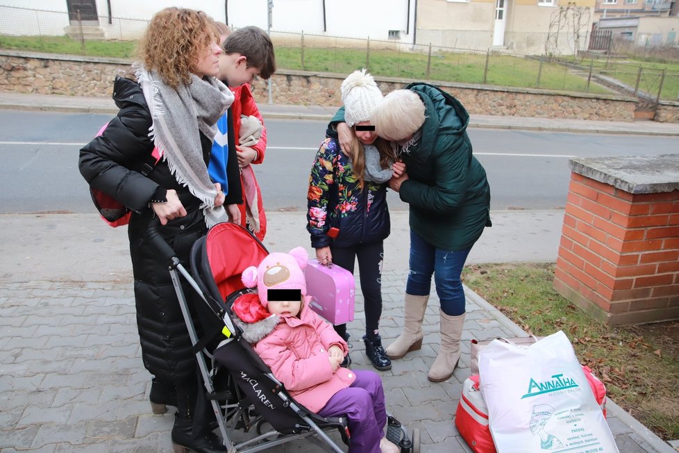 Alexia křečovitě svírala ucho fialového kufříku. Jak řekla Blesku, má v něm vzpomínky na dobu, kdy jí bylo dobře.