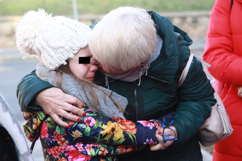 Poslední rozloučení Alexie (11) s babičkou Annou (67). Slzy tekly proudem na obou stranách.