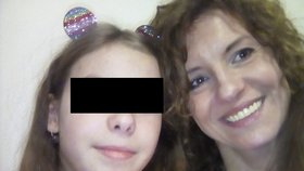 Alexia (11) se svou mámou Ajkou (42) na Silvestra spolu doma.