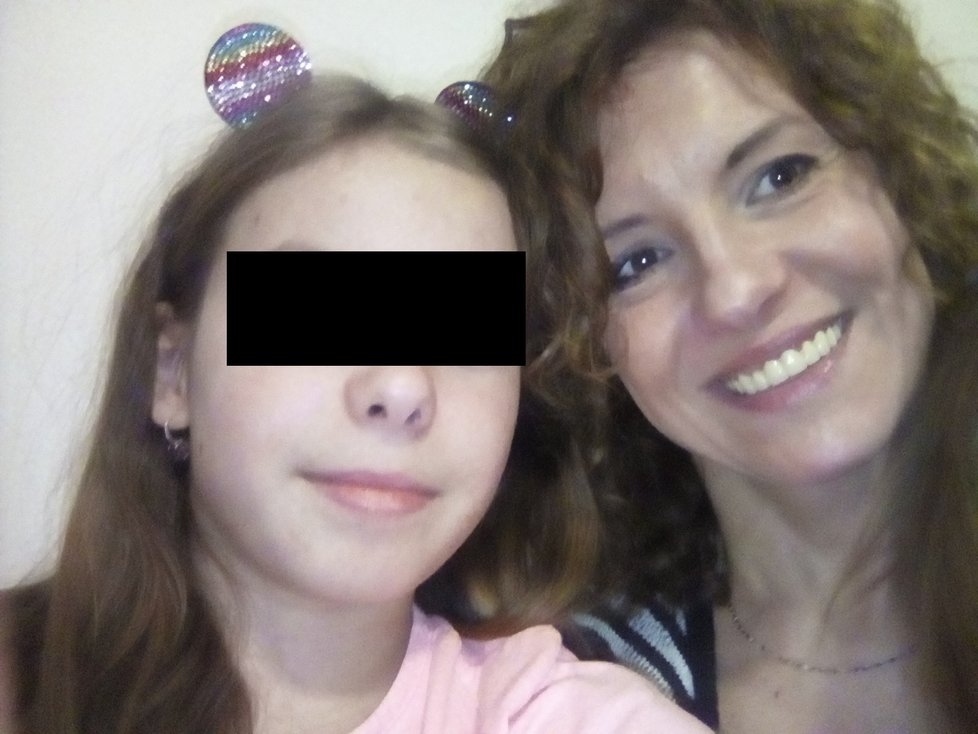 Alexia (11)na silvestra doma se svou mámou Ajkou (42).