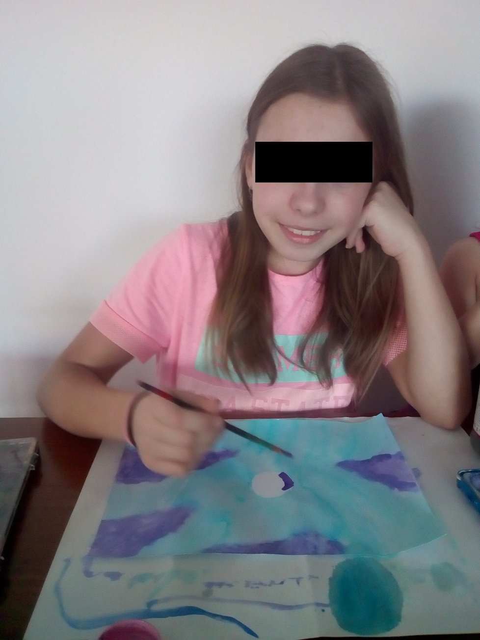 Alexia (11) na Silvestra doma, ráda si malovala.