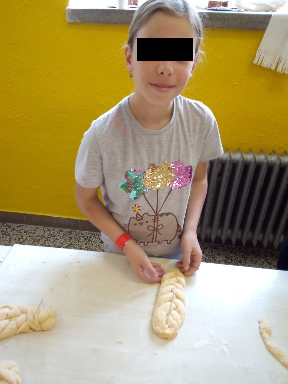 Alexie (11) ukázala svou zručnost na vánočních dílničkách.