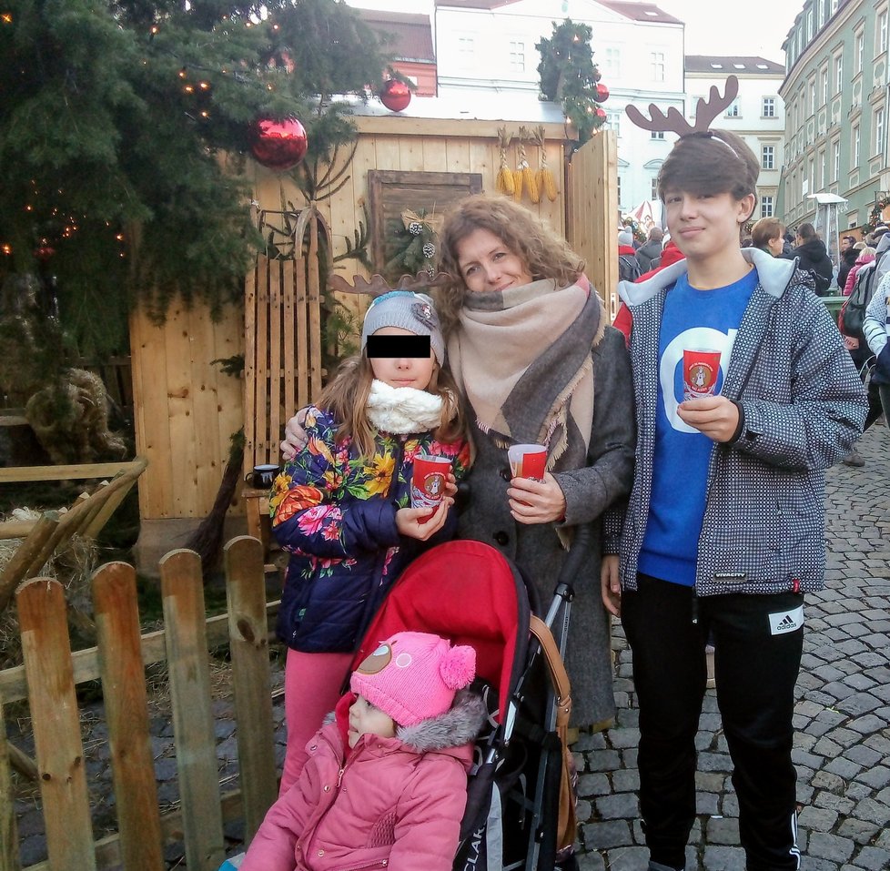 Alexia (11) s mámou Ajkou (41), bratrem Filipem (14) a sestrou Ajkou (3) na vánočních trzích v Brně. Na snímku schází sestra Dominika (16), která snímek pořídila.