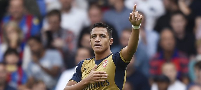 Útočník Arsenalu Alexis Sánchez proti Crystal Palace gól nedal, ovšem po jeho hlavičce si míč srazil do vlastní branky obránce