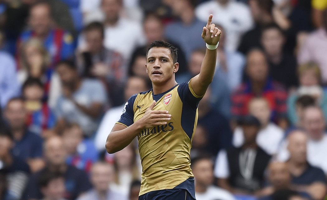 Útočník Arsenalu Alexis Sánchez proti Crystal Palace gól nedal, ovšem po jeho hlavičce si míč srazil do vlastní branky obránce