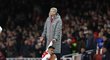 Útočník Arsenalu Alexis Sánchez dostal míčem do ramene, ale začal se svíjet