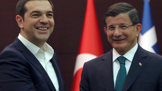 Alexis Tsipras a Ahmet Davutoglu. Bez jejich shody ke sjednocení Kypru nedojde, na obou stranách ostrova mají zásadní vliv.