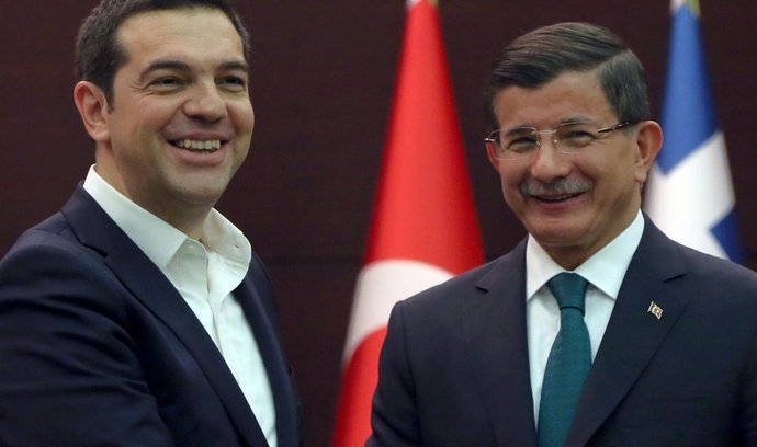Alexis Tsipras a Ahmet Davutoglu. Bez jejich shody ke sjednocení Kypru nedojde, na obou stranách ostrova mají zásadní vliv.