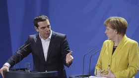Řecký premiér Alexis Tsipras při brífinku s německou kancléřkou Angelou Merkel.