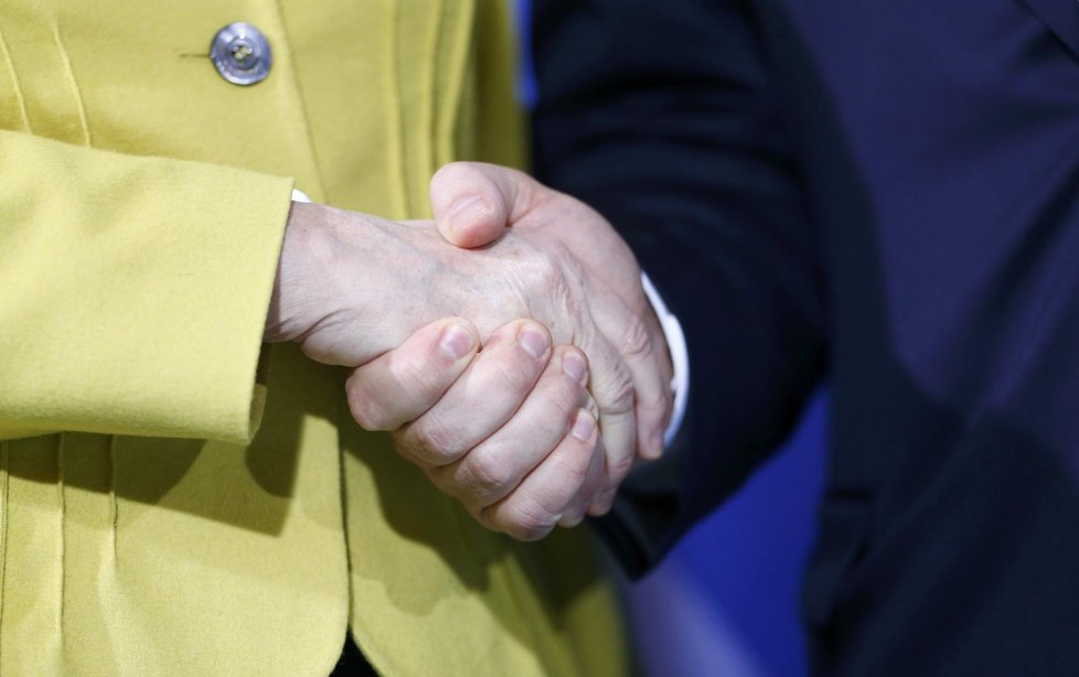 Formální podání ruky Alexise Tsiprase s Angelou Merkel.