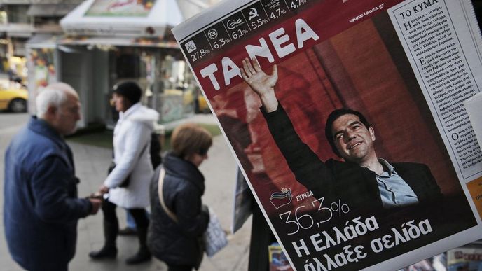 Alexis Tsipras (na obálce novin) se stal novým řeckým premiérem (26. ledna 2015)