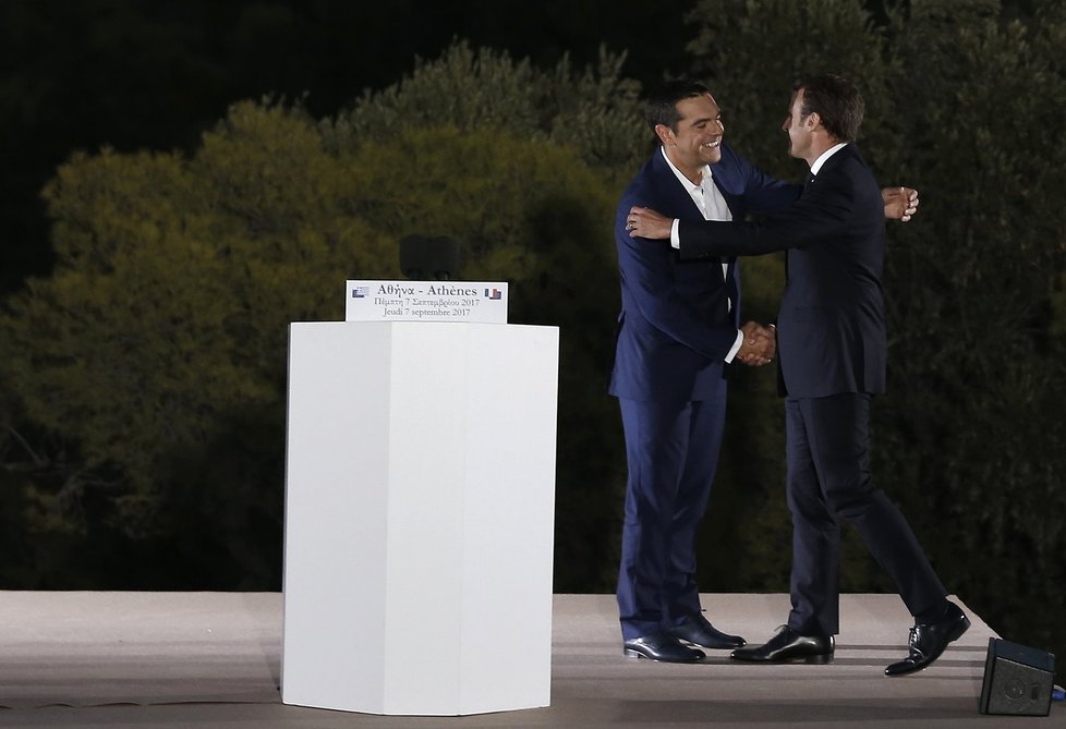 Řecký premiér Alexis Tsipras přivítal francouzského prezidenta Emmanuela Macrona.