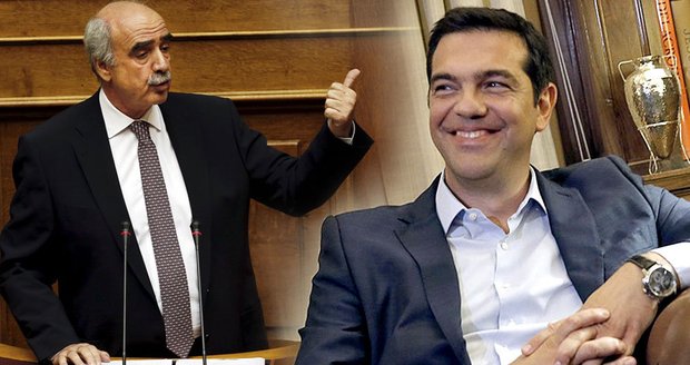 Tsipras odcházel s úsměvem. Opoziční lídr ho ale obvinil z účelového lhaní